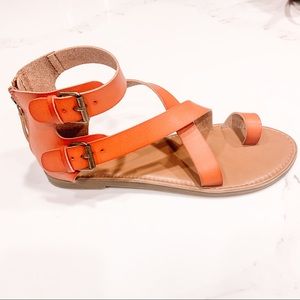 Universal Thread Size 9.5 Leather Buckle Sandals